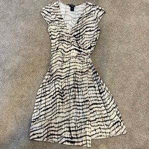 Ann Taylor Printed Cap Sleeve Wrap Dress. Size XXS Petite.